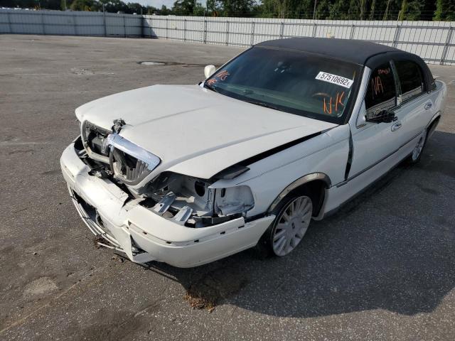 1LNHM82W13Y641716 - 2003 LINCOLN TOWN CAR S WHITE photo 2