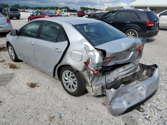 5YFBURHE4JP743060 - 2018 TOYOTA COROLLA L/ SILVER photo 3