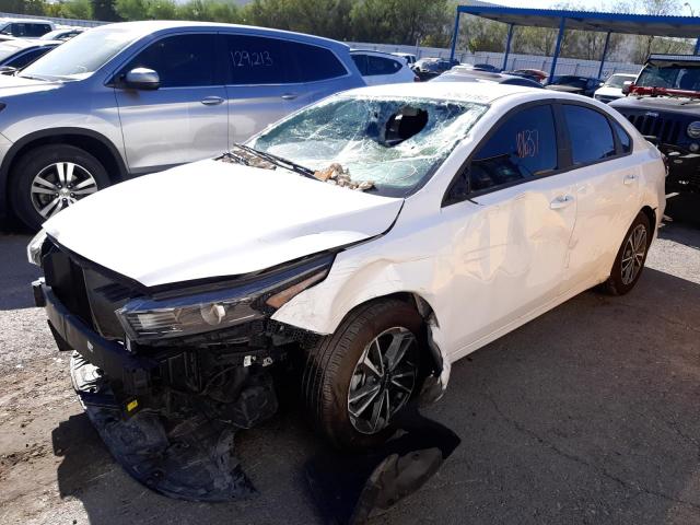 3KPF24AD4NE472682 - 2022 KIA FORTE FE WHITE photo 2