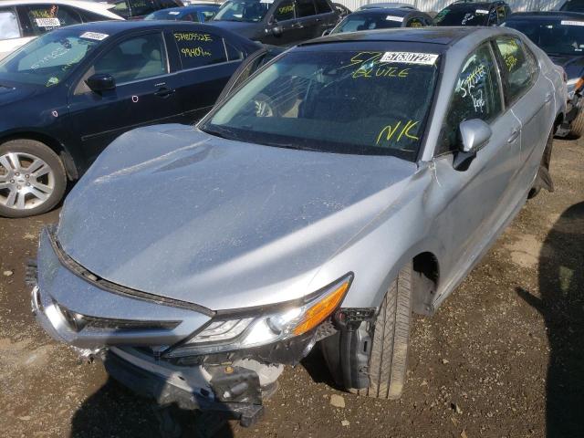 4T1B61HK5JU022438 - 2018 TOYOTA CAMRY XSE SILVER photo 2