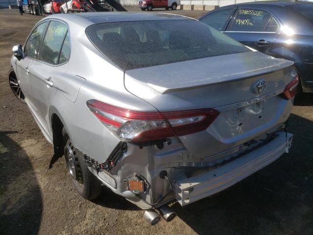 4T1B61HK5JU022438 - 2018 TOYOTA CAMRY XSE SILVER photo 3