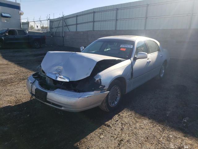 1LNHM83W12Y656388 - 2002 LINCOLN TOWN CAR C SILVER photo 2