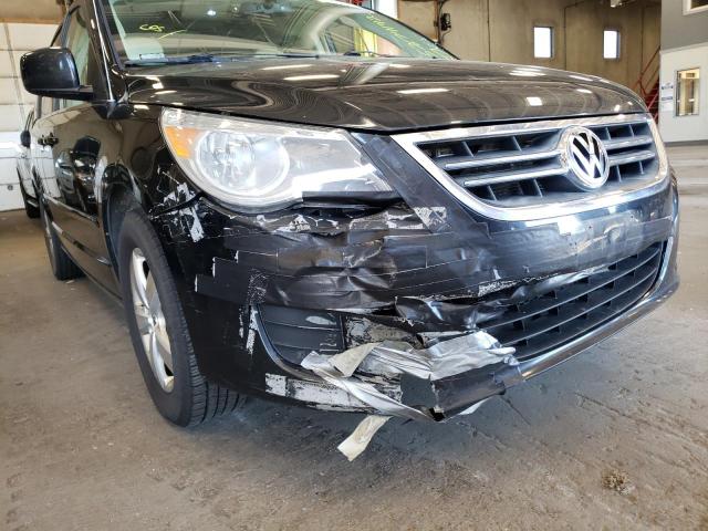 2V4RW3D1XAR348489 - 2010 VOLKSWAGEN ROUTAN SE BLACK photo 9