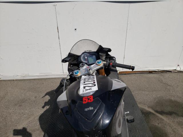 ZD4RKUB05GS000875 - 2016 APRILIA RSV4 RF BLACK photo 8