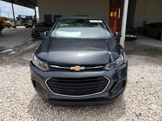 3GNCJKSB8LL222823 - 2020 CHEVROLET TRAX LS GRAY photo 9