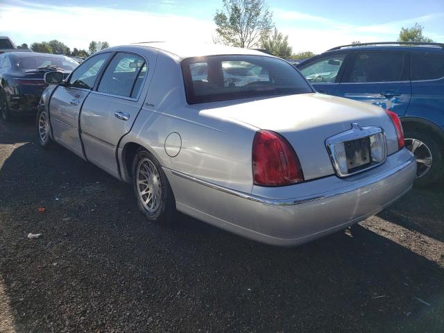 1LNHM82W7YY886656 - 2000 LINCOLN TOWN CAR S SILVER photo 3