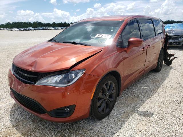 2C4RC1FG8JR187262 - 2018 CHRYSLER PACIFICA T ORANGE photo 2