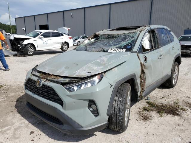 2T3C1RFV6KW007101 - 2019 TOYOTA RAV4 XLE P GREEN photo 2