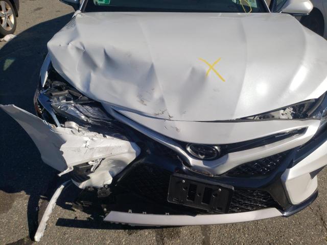 4T1B61HK6JU135041 - 2018 TOYOTA CAMRY XSE WHITE photo 9