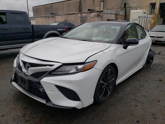 4T1B61HKXJU153865 - 2018 TOYOTA CAMRY XSE WHITE photo 2