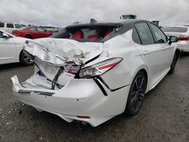 4T1B61HKXJU153865 - 2018 TOYOTA CAMRY XSE WHITE photo 4