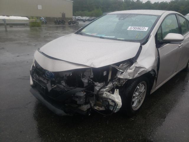 JTDKARFP6J3079933 - 2018 TOYOTA PRIUS PRIM 银色 照片 9