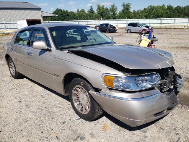 1LNHM82W0YY813645 - 2000 LINCOLN TOWN CAR S GOLD photo 1