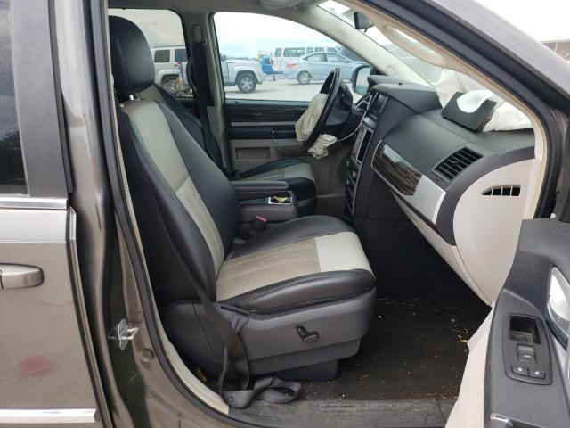 2A4RR5D14AR299717 - 2010 CHRYSLER TOWN & COU GRAY photo 5