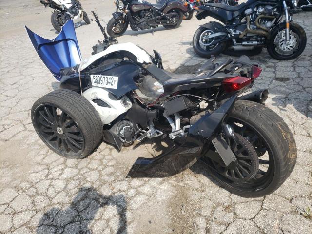 2BXJAMC17AV000234 - 2010 CAN-AM SPYDER ROA WHITE photo 3