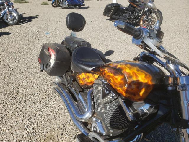 5VPCB26D583006322 - 2008 VICTORY MOTORCYCLES KINGPIN შავი ფოტო 9