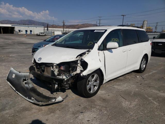 5TDKK3DC4DS300572 - 2013 TOYOTA SIENNA LE WHITE photo 2