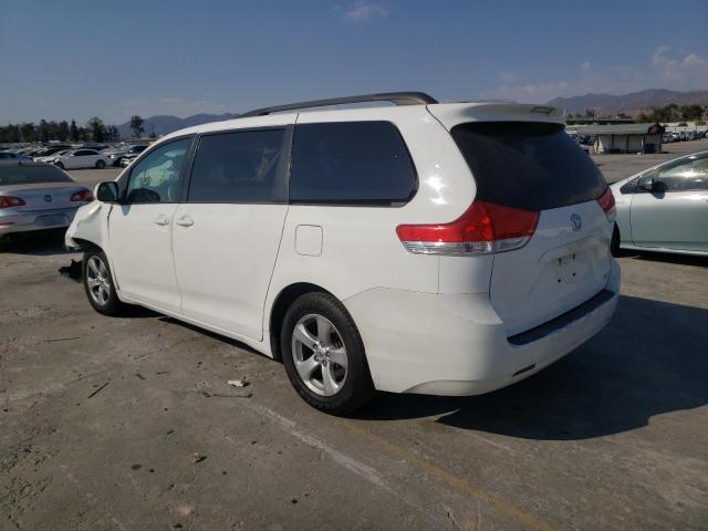 5TDKK3DC4DS300572 - 2013 TOYOTA SIENNA LE WHITE photo 3