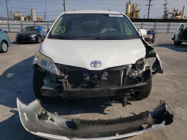 5TDKK3DC4DS300572 - 2013 TOYOTA SIENNA LE WHITE photo 9