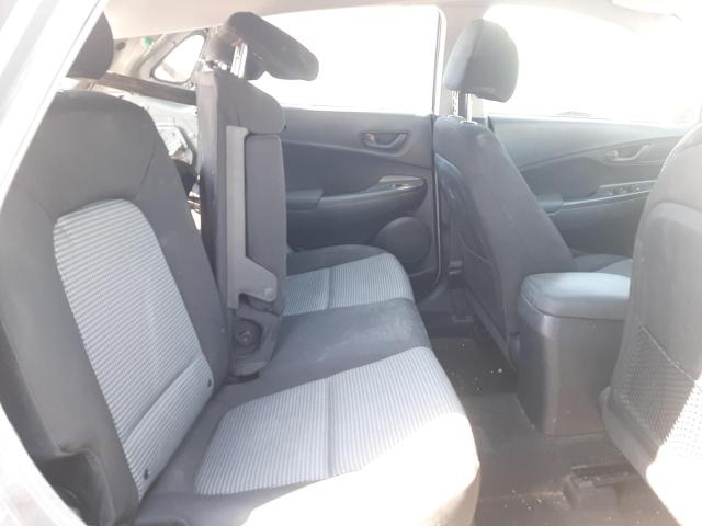 KM8K12AA7JU067421 - 2018 HYUNDAI KONA SE GRAY photo 6