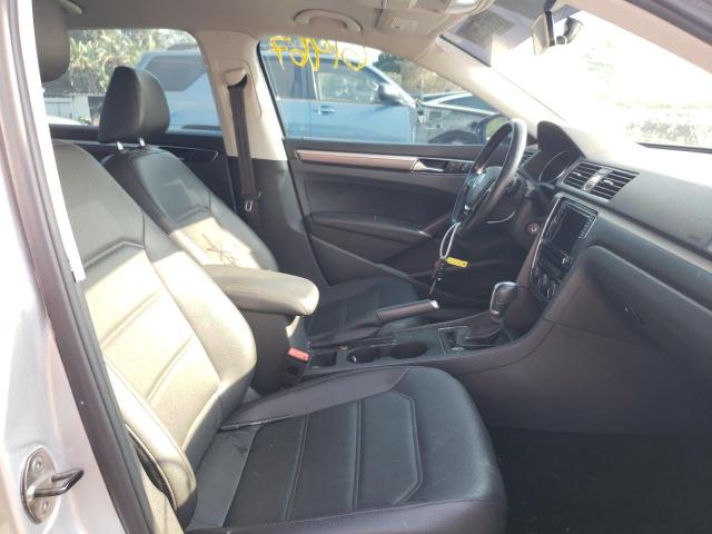 1VWDT7A38HC025682 - 2017 VOLKSWAGEN PASSAT R-L 银色 照片 5