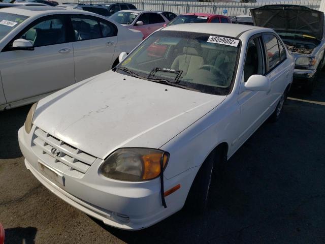 KMHCG45C75U599235 - 2005 HYUNDAI ACCENT WHITE photo 2