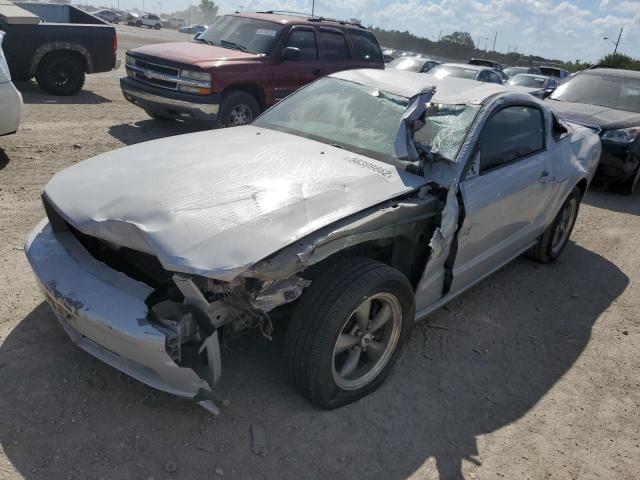 1ZVFT82H055169638 - 2005 FORD MUSTANG GT SILVER photo 2
