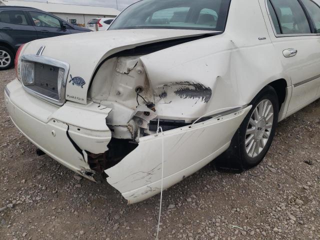 1LNHM83W44Y684396 - 2004 LINCOLN TOWN CAR U WHITE photo 9