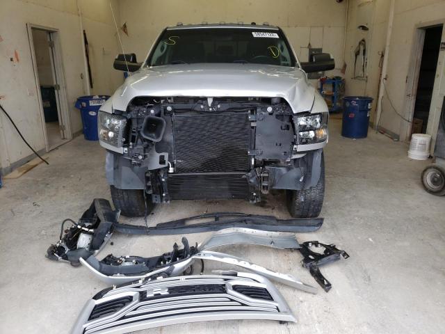 3C6UR5ML0JG340875 - 2018 RAM 2500 SLT 银色 照片 9