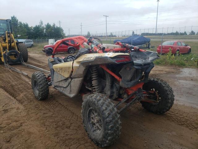 3JBVXAW42JK001472 - 2018 CAN-AM MAVERICK X GOLD photo 3