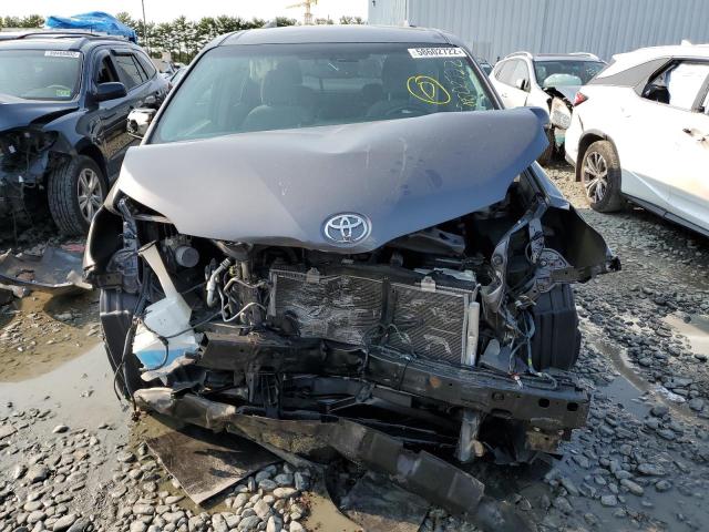 5TDKZ3DC9HS808425 - 2017 TOYOTA SIENNA LE GRAY photo 9