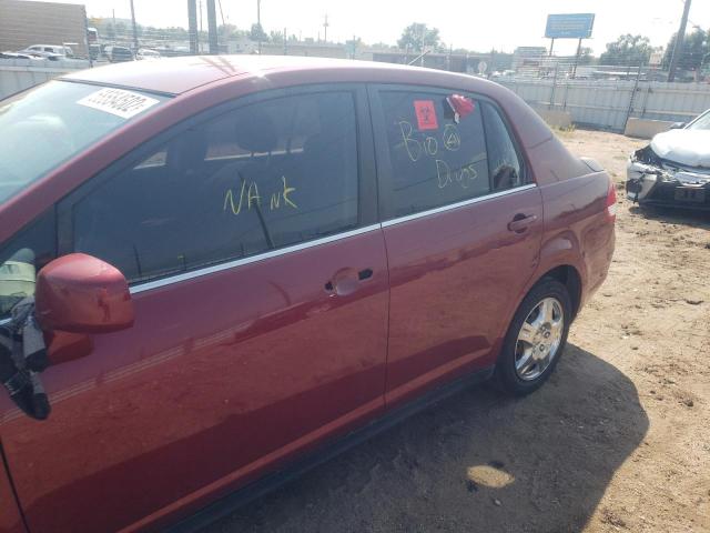 3N1BC11E49L372072 - 2009 NISSAN VERSA S RED photo 9