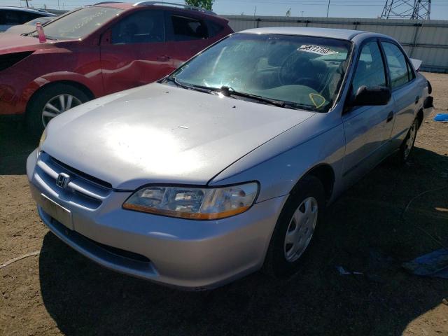 1HGCF8644WA115144 - 1998 HONDA ACCORD DX SILVER photo 2