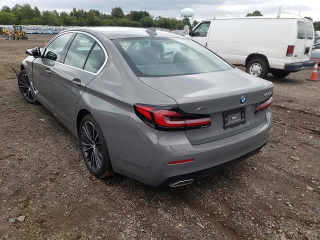 WBA33AG00NCK56545 - 2022 BMW 530XE GRAY photo 3