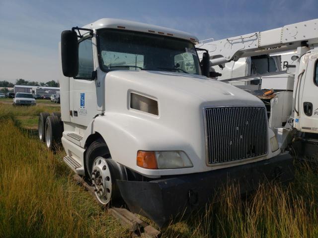 4V4ND2JF8YN234902 - 2000 VOLVO VN WHITE photo 1