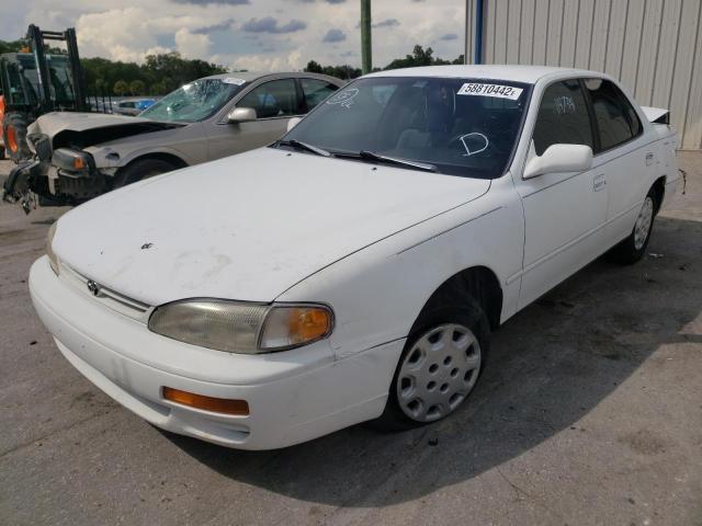 4T1BG12K2TU939233 - 1996 TOYOTA CAMRY DX WHITE photo 2