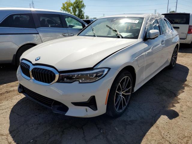 3MW5P9J0XM8B56642 - 2021 BMW 330XE WHITE photo 2