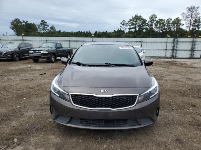 3KPFK4A76JE218671 - 2018 KIA FORTE LX BROWN photo 9