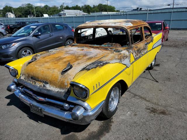 B57J243817 - 1957 CHEVROLET UK YELLOW photo 2