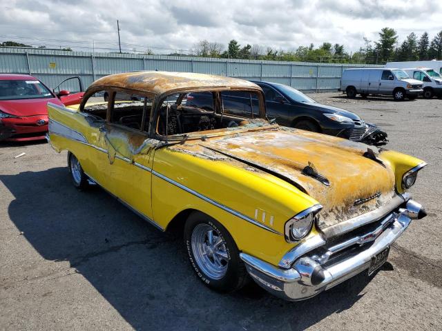 B57J243817 - 1957 CHEVROLET UK YELLOW photo 9