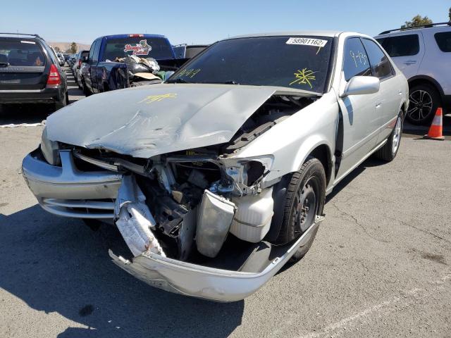 JT2BG22K610571369 - 2001 TOYOTA CAMRY CE SILVER photo 2