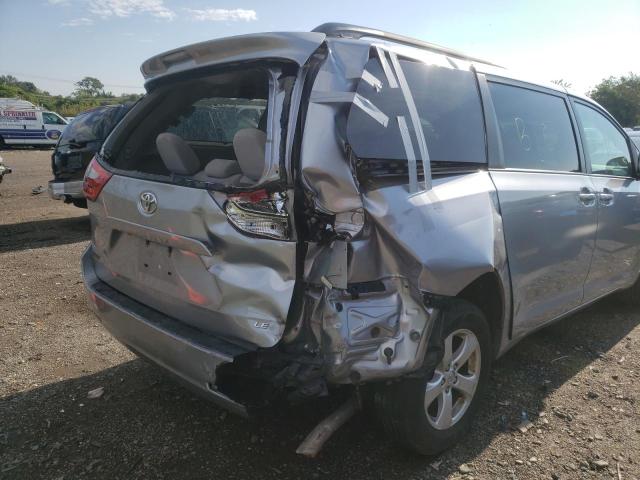 5TDKZ3DC1HS775081 - 2017 TOYOTA SIENNA LE SILVER photo 9