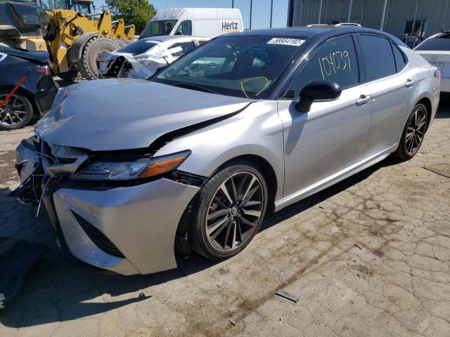 4T1B61HKXJU157107 - 2018 TOYOTA CAMRY XSE SILVER photo 2