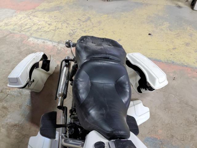 1HD1FCW154Y617694 - 2004 HARLEY-DAVIDSON FLHTCUI 白色 照片 6