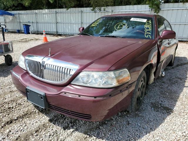 1LNHM82W23Y683330 - 2003 LINCOLN TOWN CAR S BURGUNDY photo 2