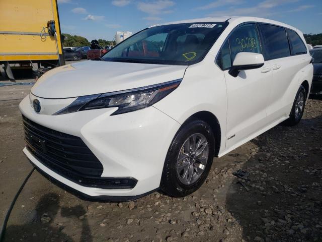 5TDKRKEC6MS046111 - 2021 TOYOTA SIENNA LE WHITE photo 2