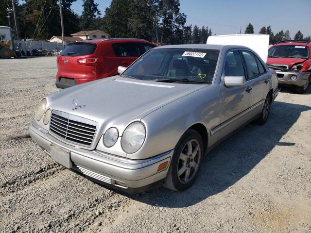 WDBJF65F0WA682995 - 1998 MERCEDES-BENZ E 320 SILVER photo 2