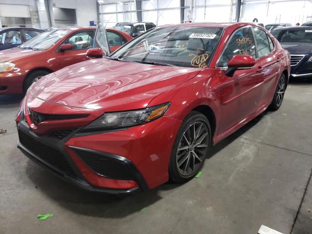 4T1S11AK0NU065678 - 2022 TOYOTA CAMRY NIGH RED photo 2