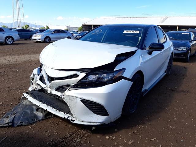 4T1KZ1AK7NU060826 - 2022 TOYOTA CAMRY TRD WHITE photo 2