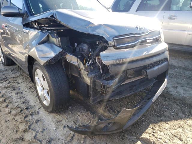 KNDJN2A28J7520909 - 2018 KIA SOUL GRAY photo 9